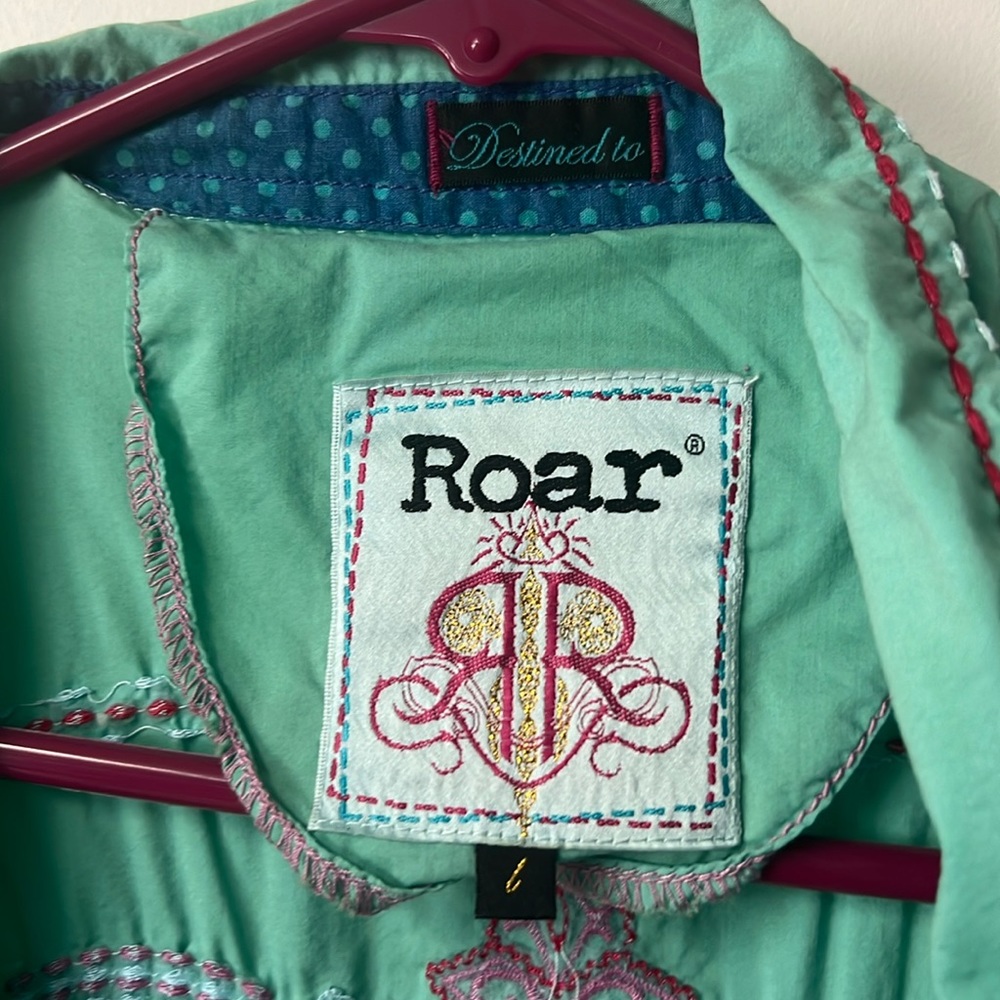 Women’s roar shirt size large but tapered in each side fits like a medium